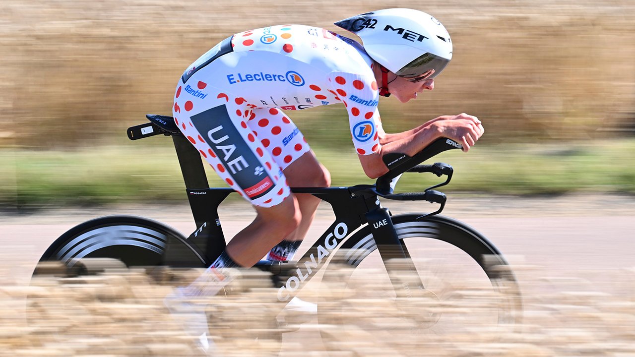 Schreckmoment! Pogacar kracht in Auto von Konkurrenten