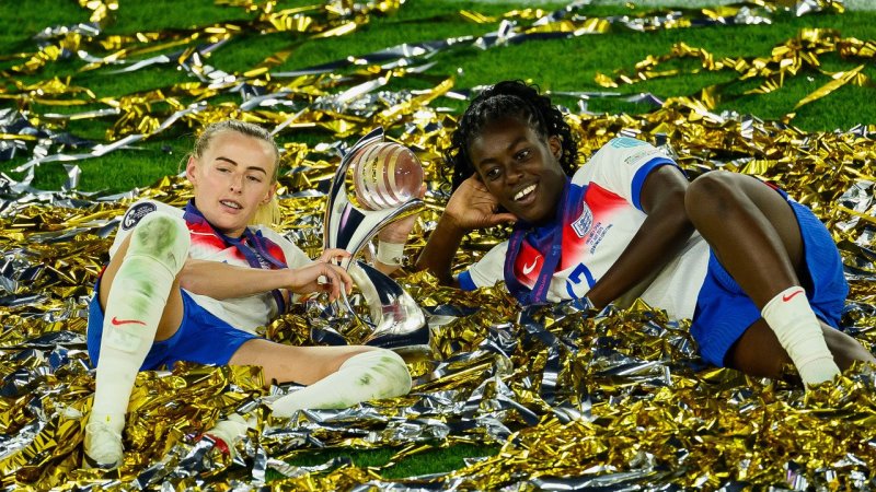 "It's home": Fans empfangen Engländerinnen am Flughafen