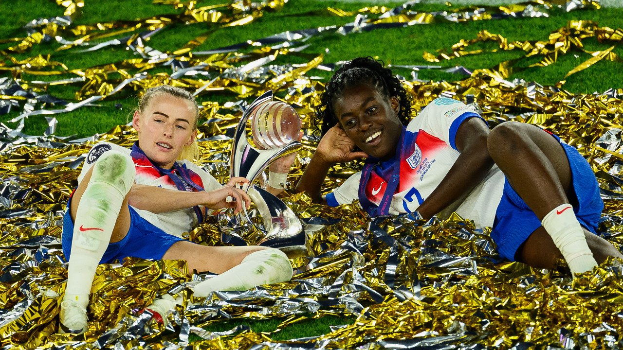 "It's home": Fans empfangen Engländerinnen am Flughafen