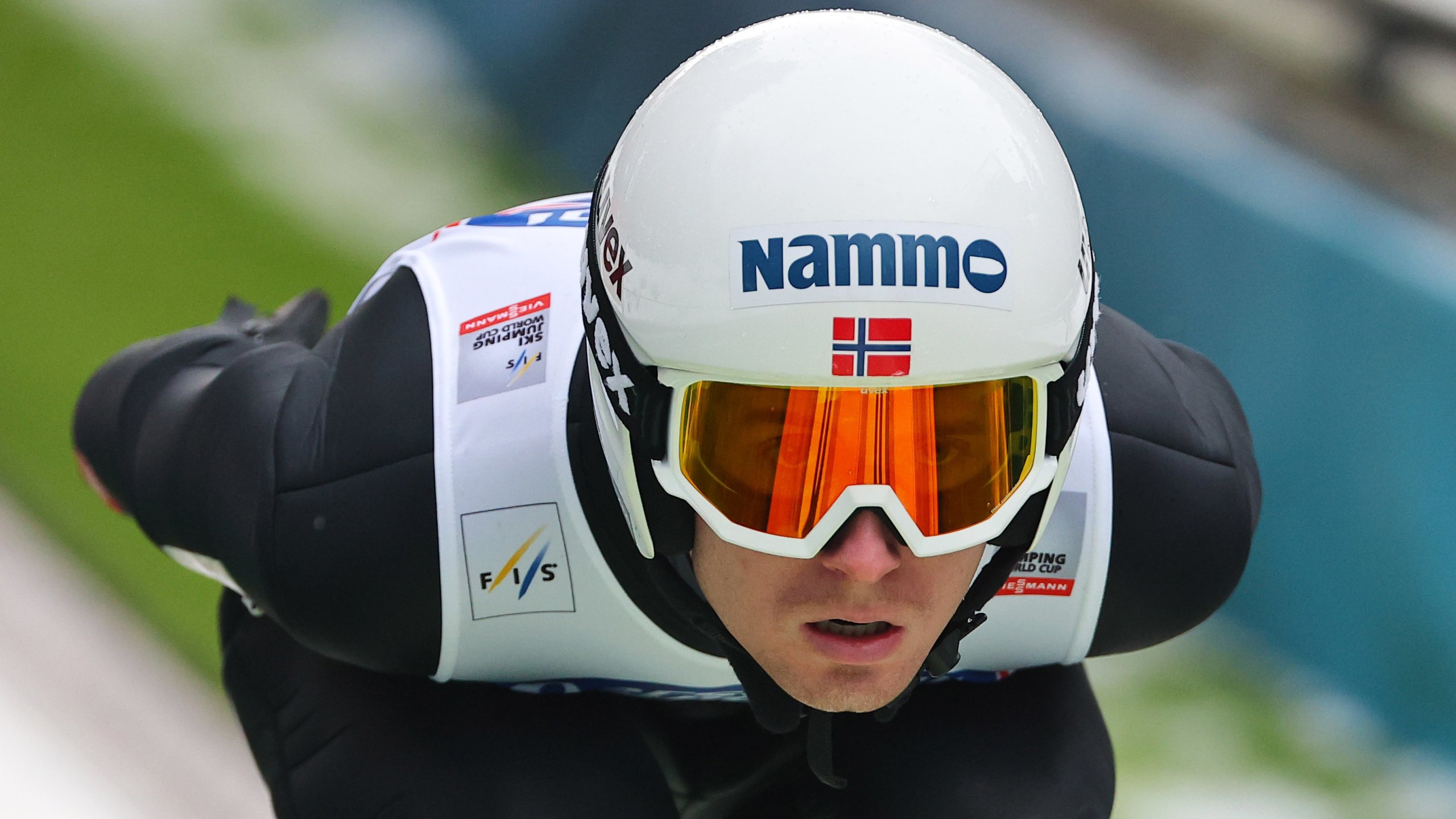 Schon wieder! Norweger wegen ihrer Anzüge disqualifiziert