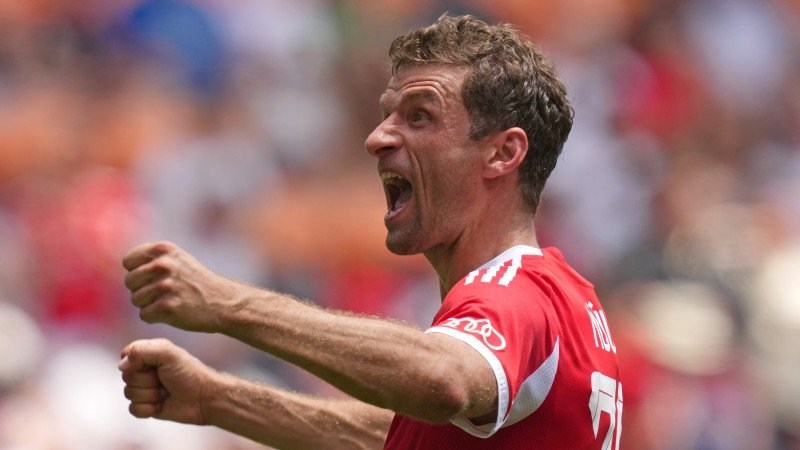 Bayern-Legende Müller in Vancouver frenetisch empfangen