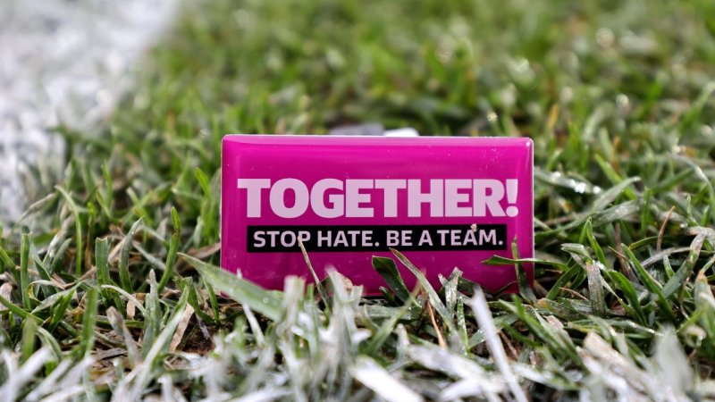 Rassismus-Vorfall überschattet Schalke-Sieg im DFB-Pokal