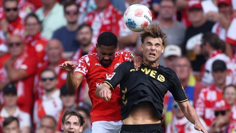 "Tritt ihm das Knie weg" - Kritik nach Mwene-Foul gegen Köln