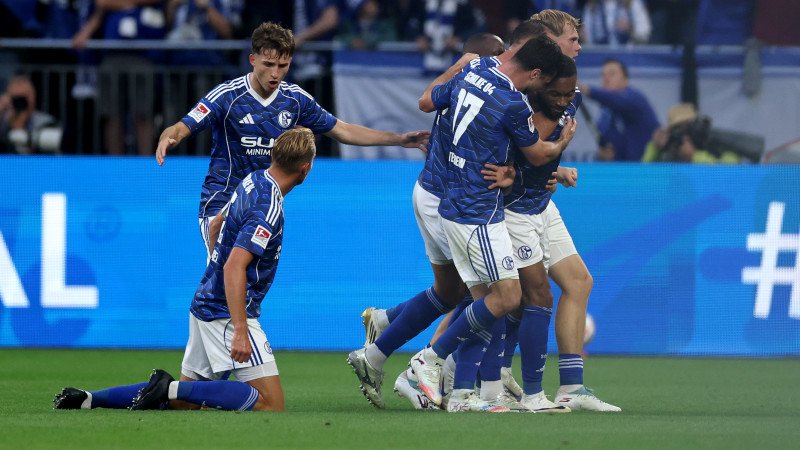 Später Elfmeter lässt Schalke bei Dynamo jubeln