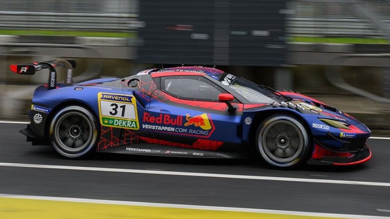 Konkurrenz düpiert: Verstappen triumphiert auf Nordschleife