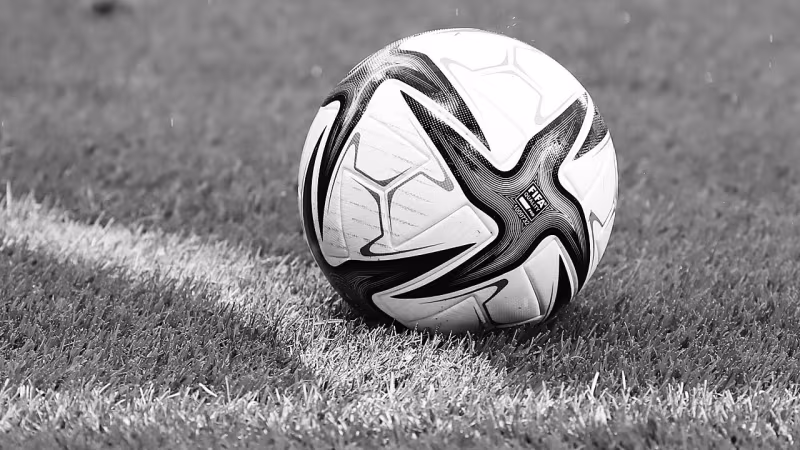 Tragöde in Serbien: Trainer verstirbt nach Zusammenbruch im Spiel