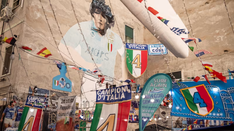 Zeichen des Protests: Maradonas Wandbild in Neapel verhüllt