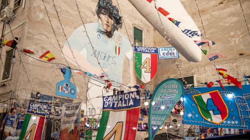 Zeichen des Protests: Maradonas Wandbild in Neapel verhüllt