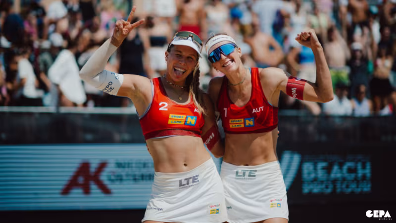 Signierter Mikasa Beach Pro-Ball von den Klinger Sisters