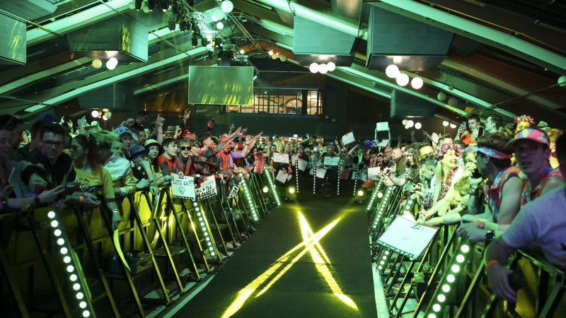 Menzies schlägt bei Darts-WM auf Tisch ein
