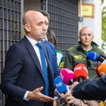 Luis Rubiales von Luis Rubiales mit Eiern beworfen