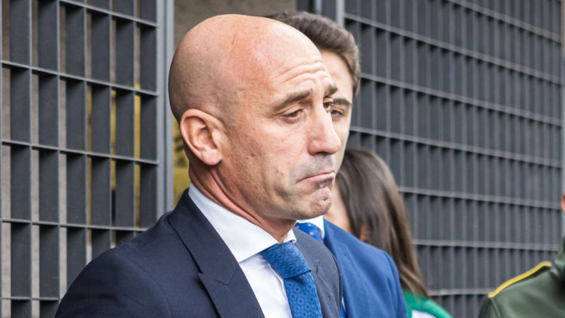 Luis Rubiales von Luis Rubiales mit Eiern beworfen