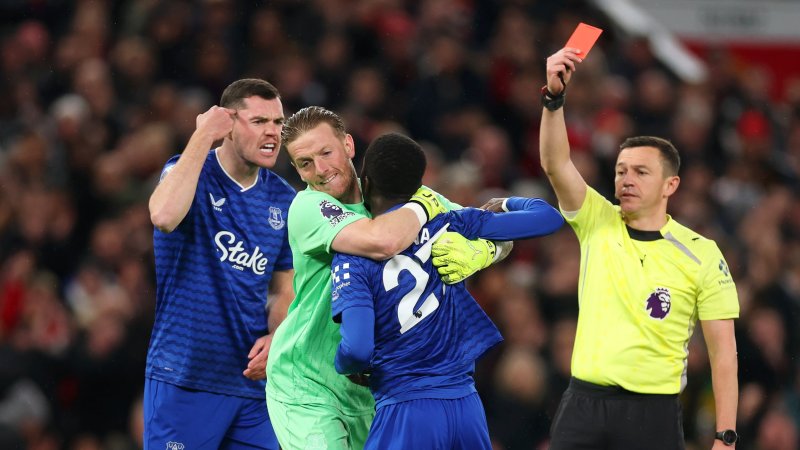 Tätlichkeit und Traumtor: Everton schlägt United in Unterzahl