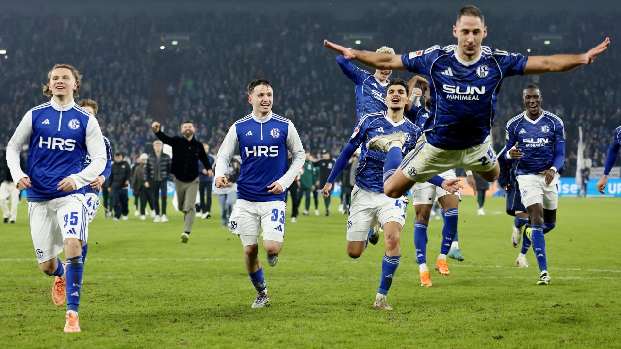 Bild für Schalke stürmt an die Spitze, Pichler trifft bei Hannover-Sieg