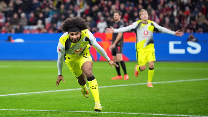 Dortmund biegt Leverkusen im Spitzenspiel