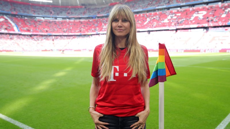 Mit Heidi Klum! Diese Stars moderieren die WM-Auslosung