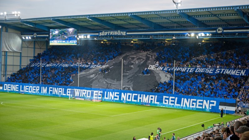 Gänsehaut auf der Alm: Bielefeld-Fans mit Mega-Choreo