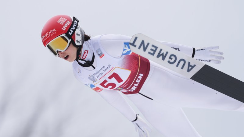 Eder springt in Klingenthal auf das Podest