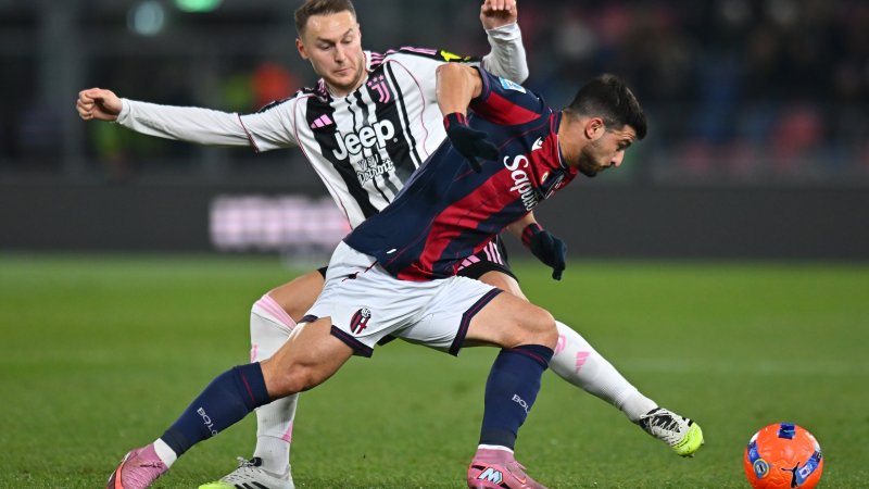 Juventus siegt in Bologna knapp in Überzahl