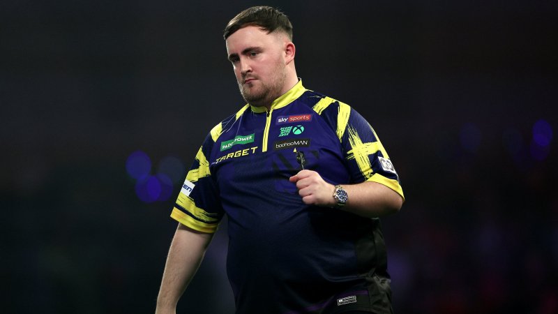 Luke Littler bei Darts-WM weiter und in Runde 3 gegen Suljovic