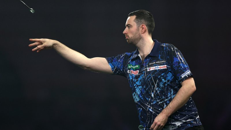 Darts-WM: Favorit setzt sich gegen 71-jährige Legende durch