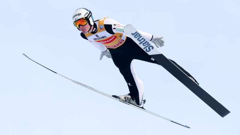 Springt Prevc mit offenen Sprungstiefeln?