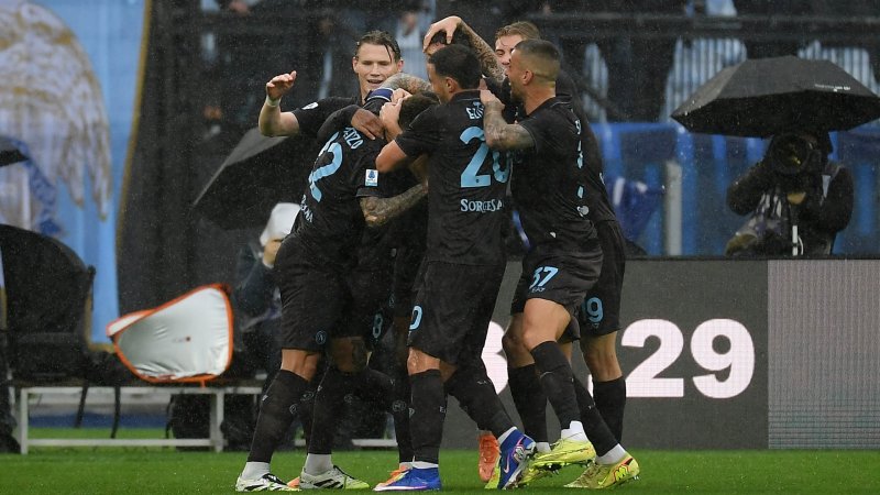 Napoli bleibt dank Auswärtssieg über Lazio an der Spitze dran