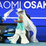 Osaka kämpft sich mit extravagantem Outfit weiter