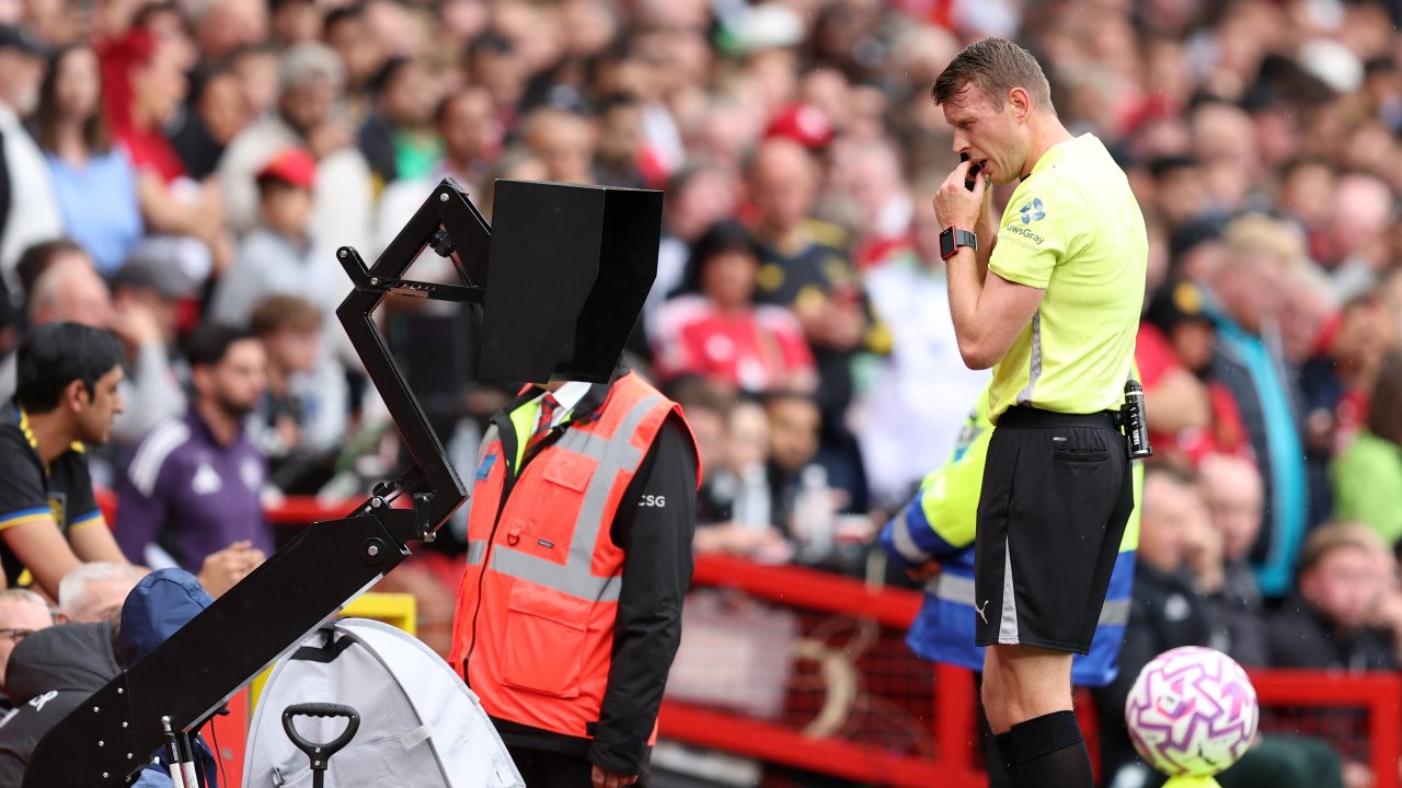 Neue Regeln ! Mehr Macht für den VAR – Überprüfung auch bei Ecken