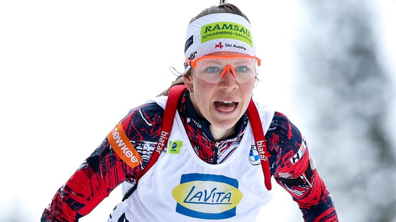 Stark! Biathletin Steiner läuft in Nove Mesto zur Siegerehrung