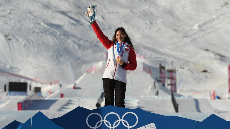 Ski-Hero Eileen Gu: Bilder zwischen Ski-Gold & Glamour