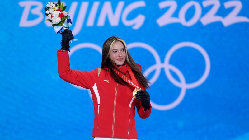 Ski-Hero Eileen Gu: Bilder zwischen Ski-Gold & Glamour