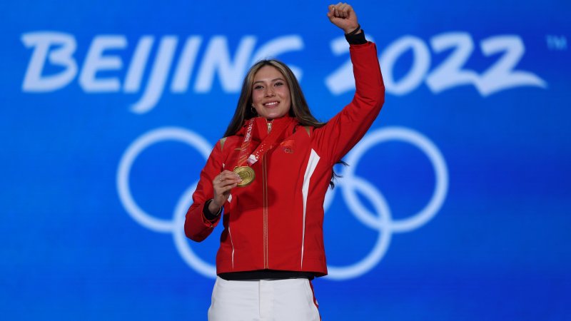 Ski-Hero Eileen Gu: Bilder zwischen Ski-Gold & Glamour