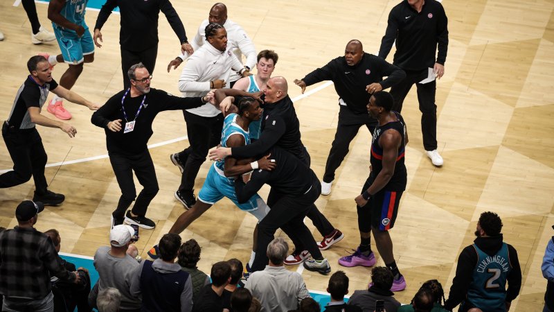 Rudelbildung, fünf Ausschlüsse: Wilde Szenen bei Pistons-Spiel