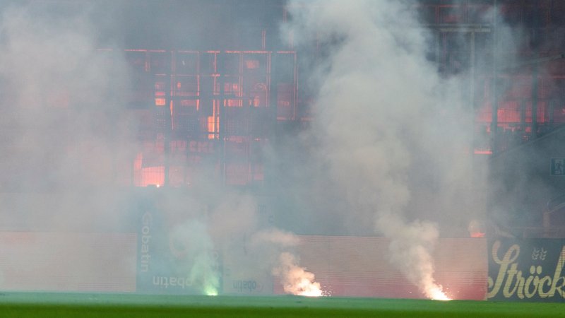 Pyro am Feld! Wiener Derby geht nach Unterbrechung weiter
