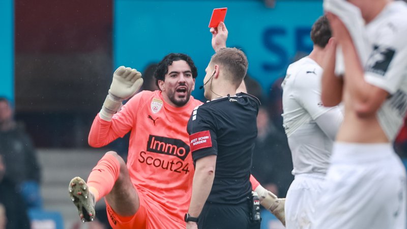 Im VIDEO: Amstetten-Keeper fliegt früh mit Rot