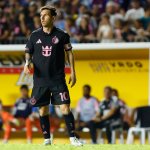 Skurrile Szenen: Messi bei Testspiel zu Boden gerissen