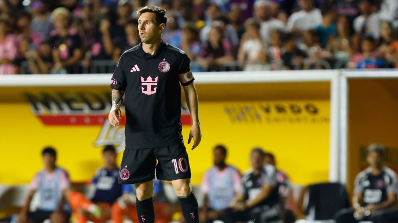 Skurrile Szenen: Messi bei Testspiel zu Boden gerissen