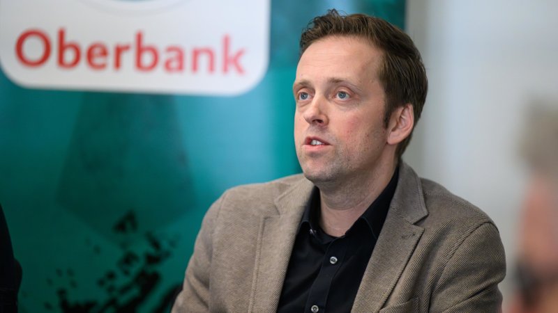 Aufregung vor OÖ-Derby: Ried-Präsident hält brennenden LASK-Schal