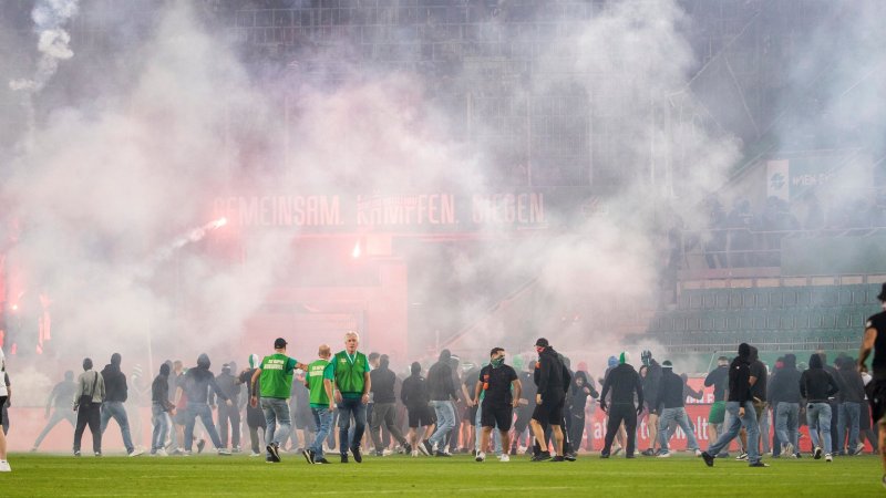 22 Angeklagte nach Platzsturm beim 343. Wiener Derby vor Gericht