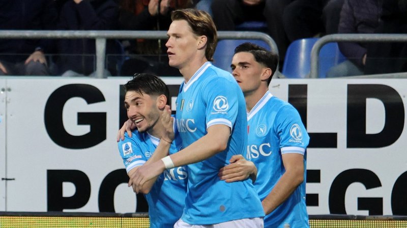 Napoli springt mit Sieg gegen Cagliari vorerst auf Platz zwei