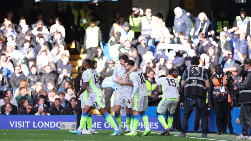 Manchester City schlägt Chelsea klar und bleibt dran