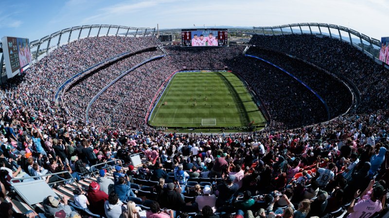 Messi-Show vor 75.000 Fans