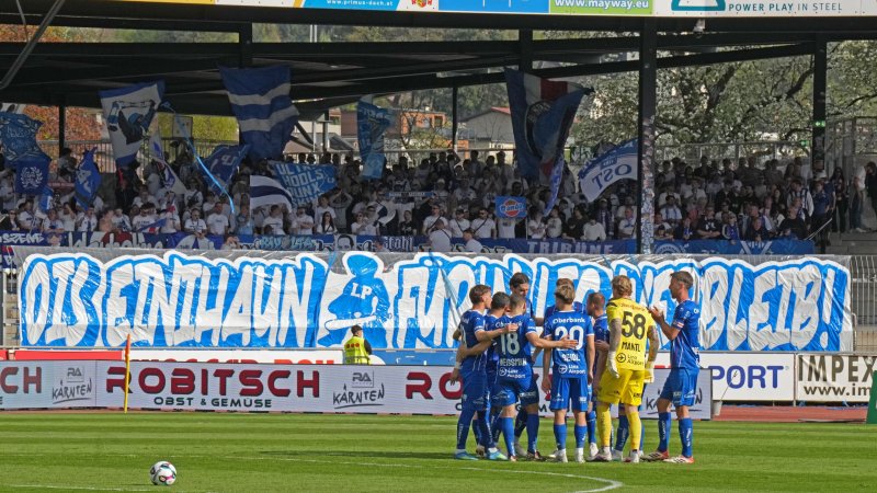 Blau-Weiß Fans sollen Feuerwerk vor WAC-Hotel gezündet haben