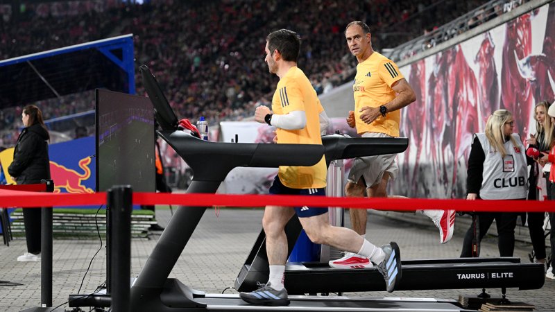 Besondere Aktion! RB-Boss Mintzlaff joggt am Spielfeldrand