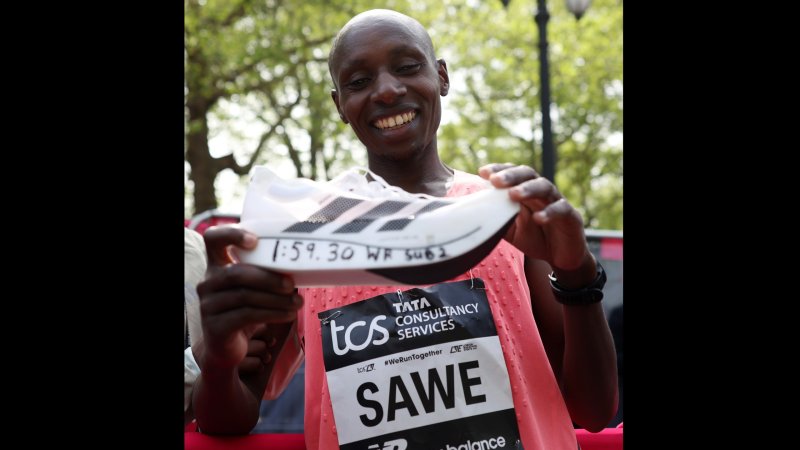 Historisch! Erster Marathonläufer unter zwei Stunden