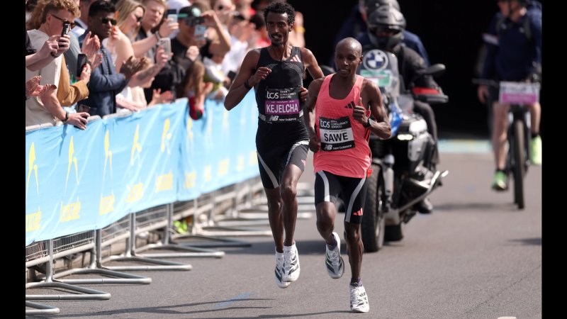 Historisch! Erster Marathonläufer unter zwei Stunden
