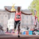 Historische Bilder! Erster Marathonläufer unter zwei Stunden