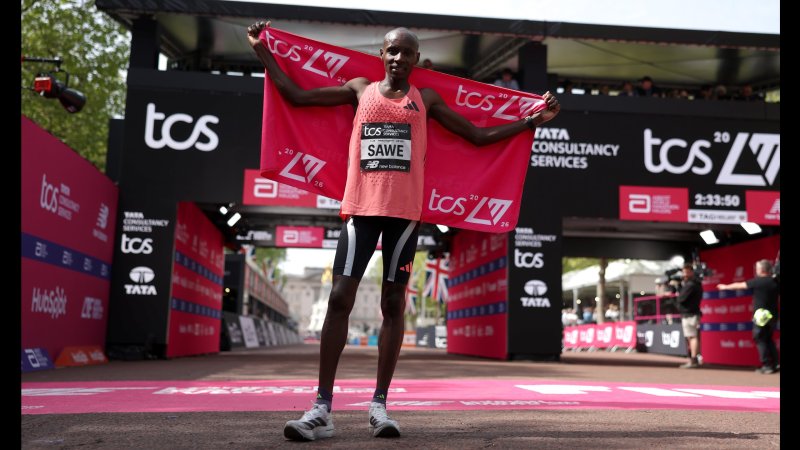Historisch! Erster Marathonläufer unter zwei Stunden