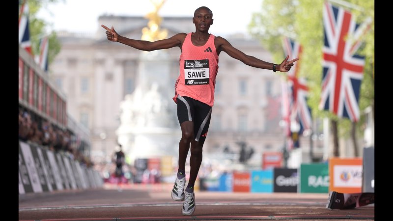 Historisch! Erster Marathonläufer unter zwei Stunden